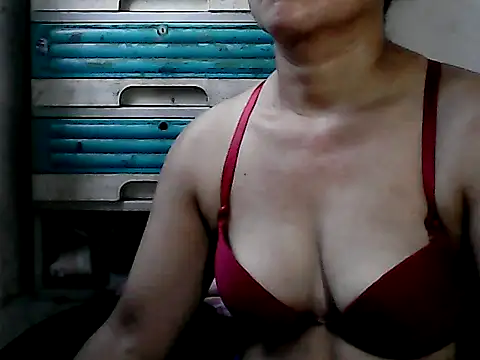 Snapshot of yoursPinayMama1682 chatting on 10/01/25, 11:44 yoursPinayMama1682 online show from 10/01/25, 11:44