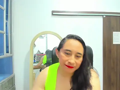 Snapshot of LeilaSmith_ chatting on 10/13/25, 11:43 LeilaSmith online show from 10/13/25, 11:43