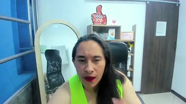 Snapshot of LeilaSmith_ chatting on 11/04/25, 01:21 LeilaSmith online show from 11/04/25, 01:21