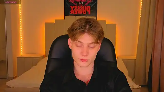 Snapshot of LouieEvans chatting on 11/18/25, 08:57 LouieEvans online show from 11/18/25, 08:57