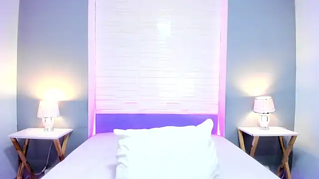 EverlyMooree online show from 10/15/25, 04:12