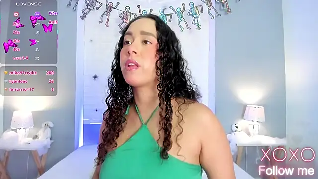 EverlyMooree online show from 10/28/25, 04:16