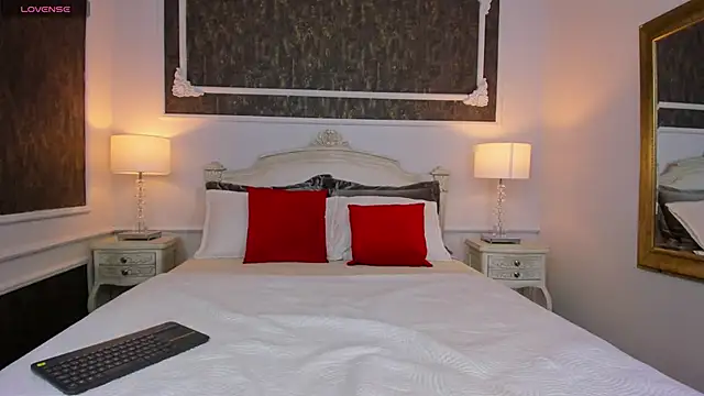 Snapshot of SharonBonet chatting on 10/21/25, 11:33 SharonBonet online show from 10/21/25, 11:33