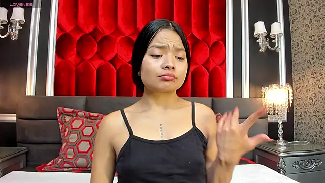 Snapshot of SharonBonet chatting on 12/16/25, 11:15 SharonBonet online show from 12/16/25, 11:15