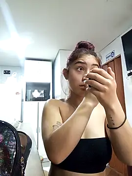 Snapshot of Lia_Teen chatting on 10/29/25, 07:48 Lia Teen online show from 10/29/25, 07:48