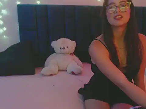 nikolle huyt online show from 09/11/25, 09:04