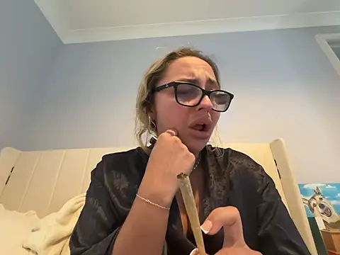 petitelucyXoxx online show from 06/11/26, 05:55