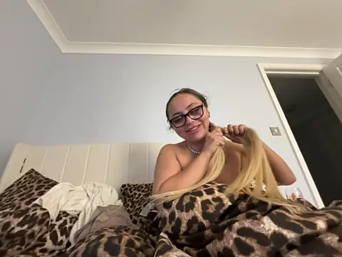 petitelucyXoxx online show from 07/04/26, 11:22