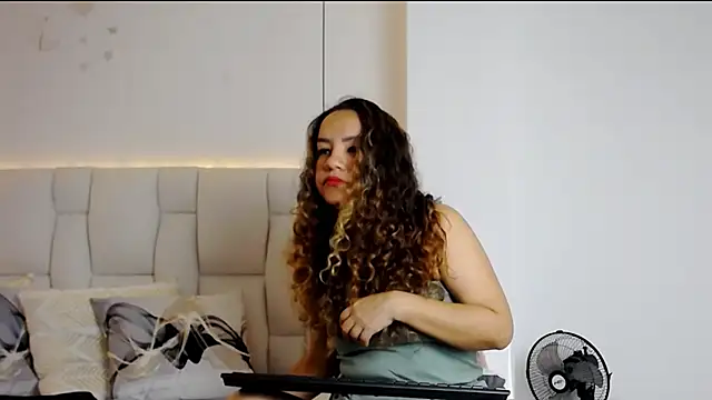 Snapshot of Dulce__Lovee chatting on 09/26/25, 11:36 Dulce  Lovee online show from 09/26/25, 11:36