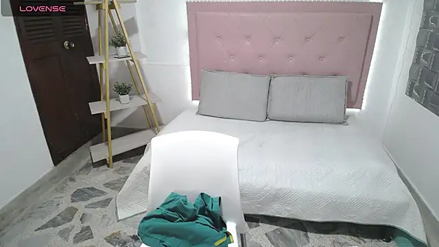 Snapshot of Dulce__Lovee chatting on 10/30/25, 12:12 Dulce  Lovee online show from 10/30/25, 12:12