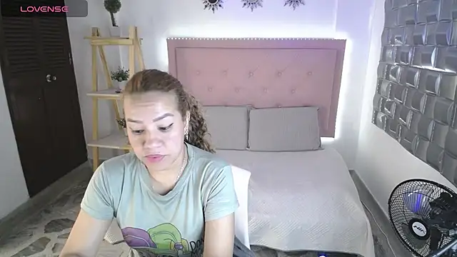 Snapshot of Dulce__Lovee chatting on 11/13/25, 12:15 Dulce Lovee online show from 11/13/25, 12:15