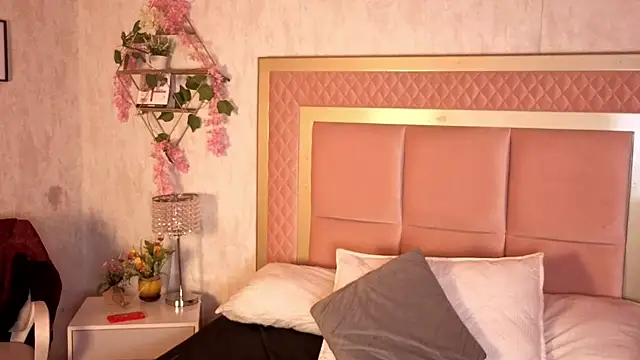 Snapshot of RobinBennett chatting on 10/30/25, 11:55 RobinBennett online show from 10/30/25, 11:55