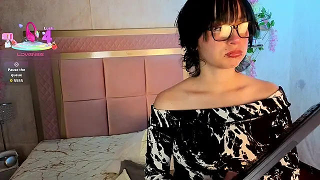 Snapshot of RobinBennett chatting on 11/27/25, 12:18 RobinBennett online show from 11/27/25, 12:18