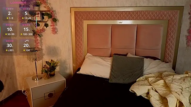 Snapshot of RobinBennett chatting on 12/05/25, 12:03 RobinBennett online show from 12/05/25, 12:03