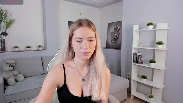 Snapshot of Susan_Mimi chatting on 10/18/25, 04:26 Susan Mimi online show from 10/18/25, 04:26