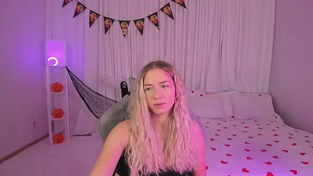 Snapshot of Susan_Mimi chatting on 10/25/25, 01:57 Susan Mimi online show from 10/25/25, 01:57