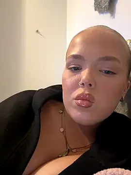 prettycocomae online show from 10/14/25, 09:15