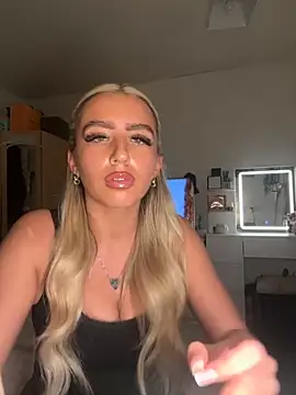 Snapshot of BlondeBetty chatting on 11/13/25, 05:01 BlondeBetty online show from 11/13/25, 05:01