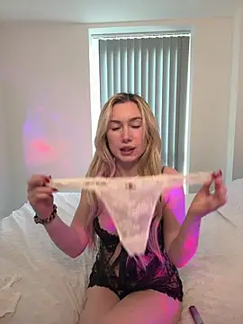 Snapshot of SexySaraxxoo chatting on 11/25/25, 10:15 SexySaraxxoo online show from 11/25/25, 10:15