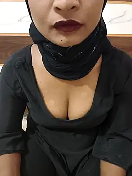 Snapshot of Itz_Mayra_ chatting on 10/31/25, 08:04 Itz Mayra online show from 10/31/25, 08:04