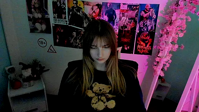 Snapshot of NeyliDream chatting on 12/18/25, 01:28 NeyliDream online show from 12/18/25, 01:28