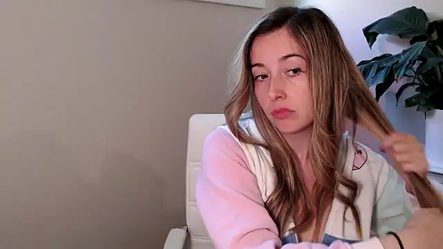 Snapshot of SuggestiveBehavior chatting on 09/23/25, 02:42 SuggestiveBehavior online show from 09/23/25, 02:42