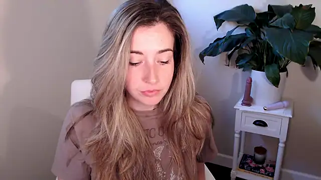 Snapshot of SuggestiveBehavior chatting on 10/06/25, 01:52 SuggestiveBehavior online show from 10/06/25, 01:52