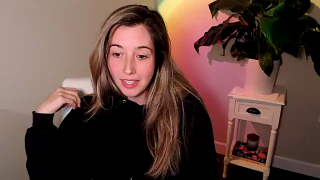 Snapshot of SuggestiveBehavior chatting on 10/11/25, 01:05 SuggestiveBehavior online show from 10/11/25, 01:05