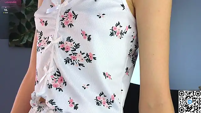 Snapshot of Succubelle chatting on 10/19/25, 06:03 Succubelle online show from 10/19/25, 06:03