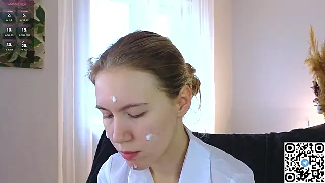 Snapshot of Succubelle chatting on 10/21/25, 06:03 Succubelle online show from 10/21/25, 06:03