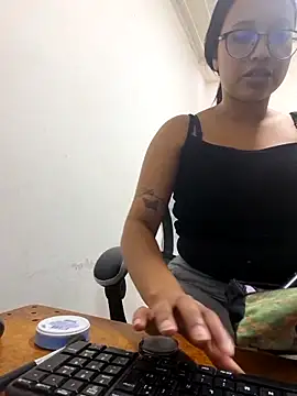 Snapshot of susan_mooree chatting on 12/18/25, 07:09 susan mooree online show from 12/18/25, 07:09