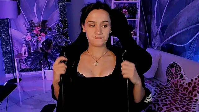 Snapshot of MonicaFarmer chatting on 09/19/25, 05:24 MonicaFarmer online show from 09/19/25, 05:24