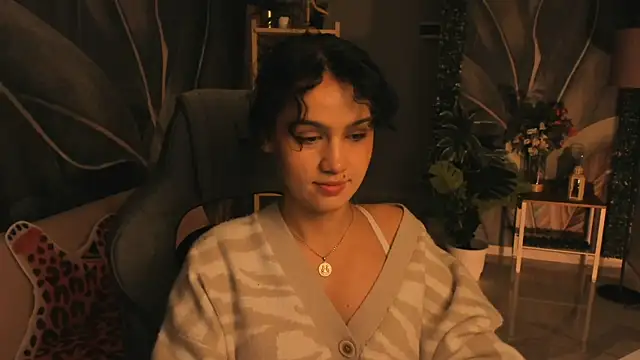 Snapshot of MonicaFarmer chatting on 10/08/25, 06:05 MonicaFarmer online show from 10/08/25, 06:05