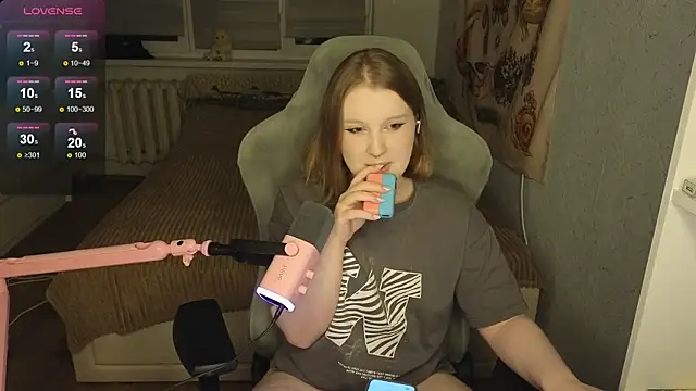 Snapshot of OliviaBlade chatting on 10/18/25, 01:56 OliviaBlade online show from 10/18/25, 01:56