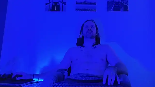 Snapshot of AlbinoAdonis chatting on 10/01/25, 08:37 AlbinoAdonis online show from 10/01/25, 08:37