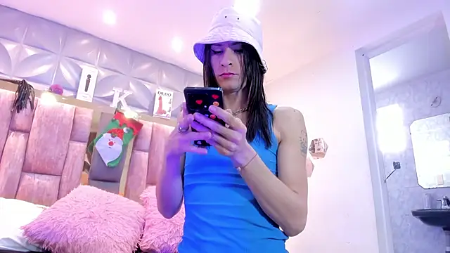 Snapshot of Charlotte_Landry__ chatting on 12/03/25, 04:05 Charlotte Landry online show from 12/03/25, 04:05