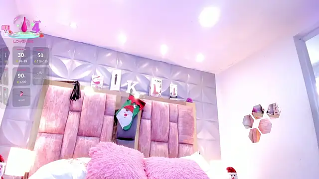 Snapshot of Charlotte_Landry__ chatting on 12/04/25, 04:27 Charlotte Landry online show from 12/04/25, 04:27