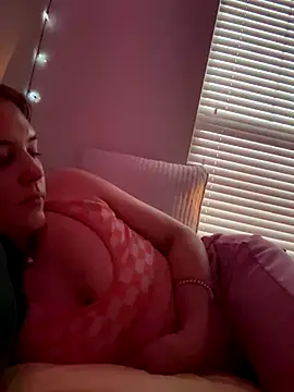 Snapshot of AllesandraLove chatting on 10/10/25, 11:42 AllesandraLove online show from 10/10/25, 11:42