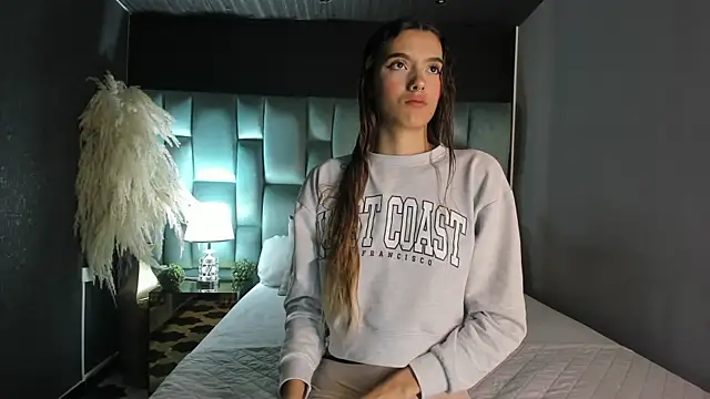 Snapshot of CarolinaaGomezz chatting on 10/17/25, 11:02 CarolinaaGomezz online show from 10/17/25, 11:02