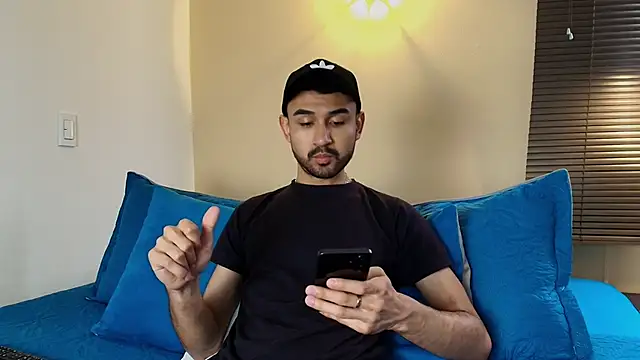 Snapshot of Axel_Moon_S chatting on 10/14/25, 06:52 Axel Moon S online show from 10/14/25, 06:52