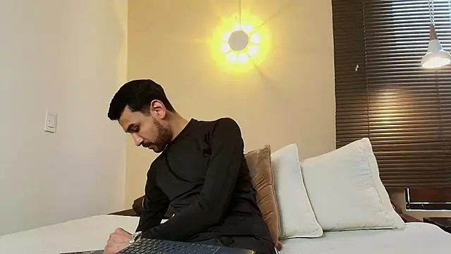 Snapshot of Axel_Moon_S chatting on 10/21/25, 07:25 Axel Moon S online show from 10/21/25, 07:25