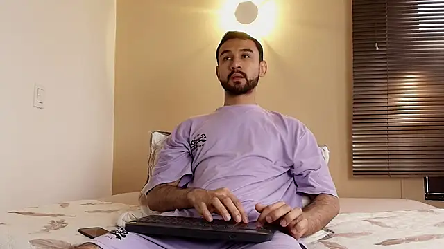 Snapshot of Axel_Moon_S chatting on 11/07/25, 08:42 Axel Moon S online show from 11/07/25, 08:42