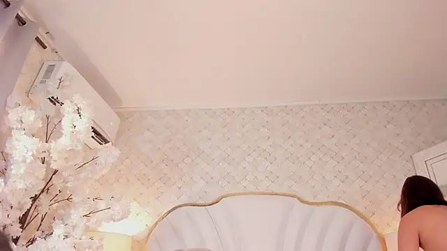 Lauuu2007 online show from 12/22/25, 08:39