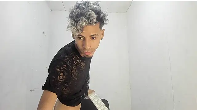 Snapshot of Alexx_1214 chatting on 10/14/25, 01:50 Alexx 1214 online show from 10/14/25, 01:50