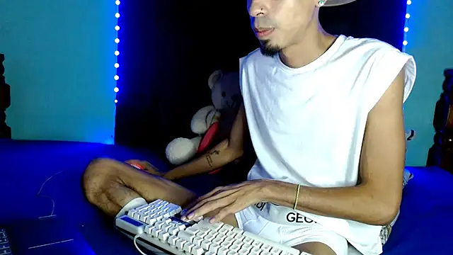 Snapshot of Alexx_1214 chatting on 10/18/25, 04:04 Alexx 1214 online show from 10/18/25, 04:04