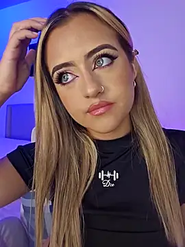 Snapshot of MaryMoon_ chatting on 09/18/25, 01:40 MaryMoon  online show from 09/18/25, 01:40