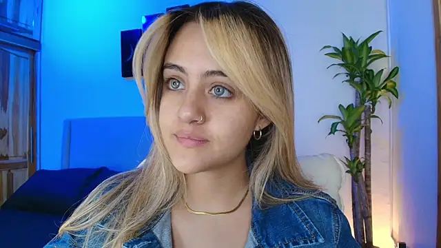 Snapshot of MaryMoon_ chatting on 10/14/25, 01:17 MaryMoon  online show from 10/14/25, 01:17