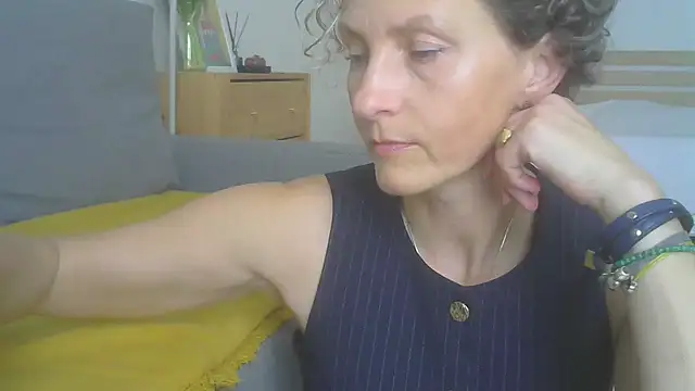 Snapshot of Sylira chatting on 07/25/26, 12:47 Sylira online show from 07/25/26, 12:47