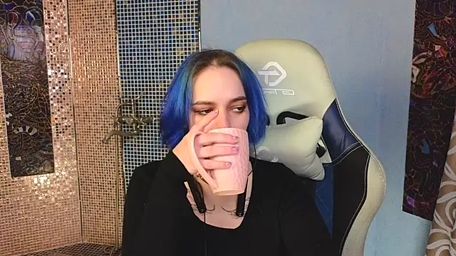 Snapshot of Eniferi chatting on 10/28/25, 02:42 Eniferi online show from 10/28/25, 02:42