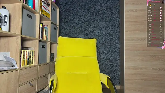 Snapshot of AzureEyes chatting on 10/05/25, 04:16 AzureEyes online show from 10/05/25, 04:16